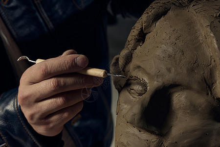 雕刻家雕刻艺术作品手部细节图片