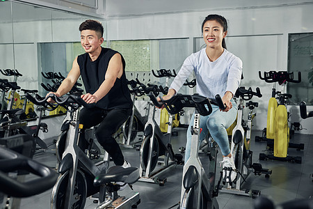 健身房动感单车练习的男女高清图片