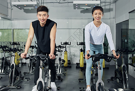 动感单车练习的健身男女高清图片