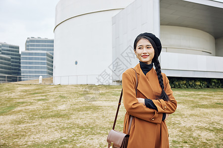 展览馆外的优雅青年女性图片