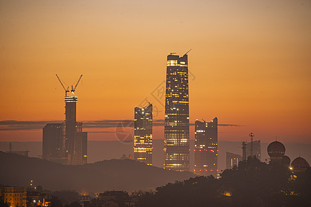 清晨的高楼和正在建设中的城市图片