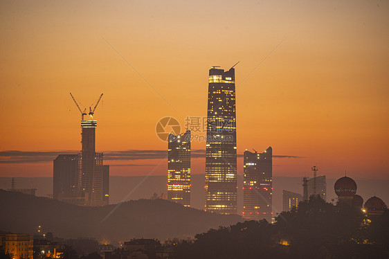 清晨的高楼和正在建设中的城市图片