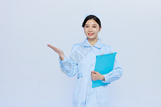 年轻美女护士坐邀请手势图片