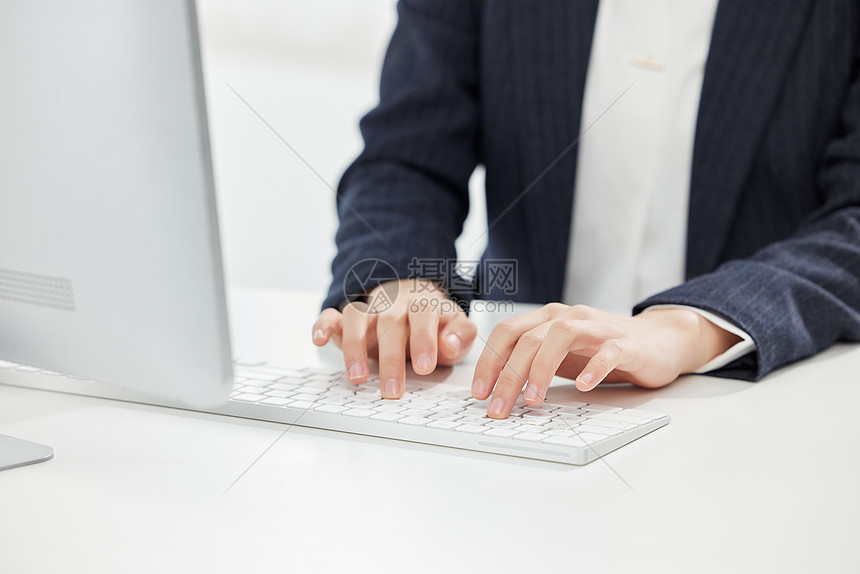 商务女性办公敲键盘特写图片