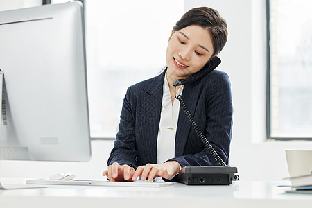 服务客户美女客服话务员夹着话筒写字背景