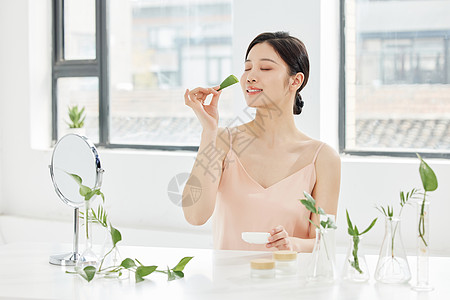 使用芦荟胶护肤的美女背景图片