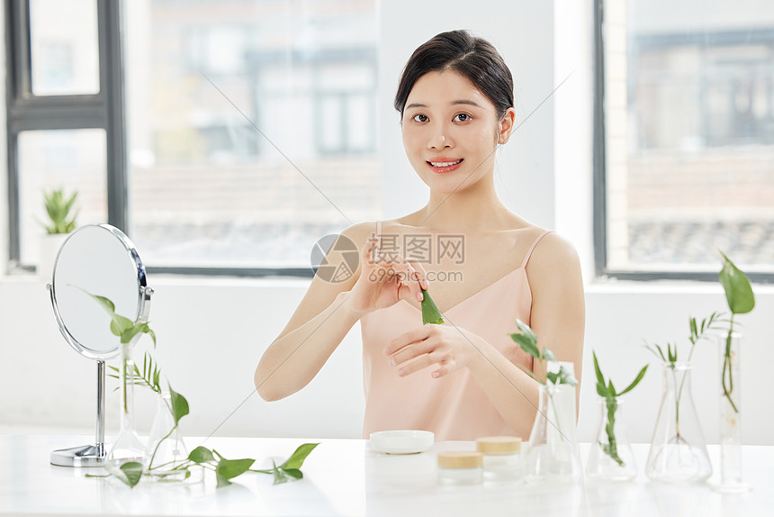 女性使用芦荟胶护肤图片