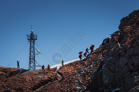 户外徒步的登山者图片