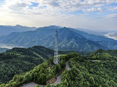 航拍大山中5G信号塔图片