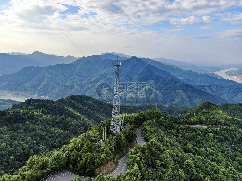 航拍大山中5G信号塔图片