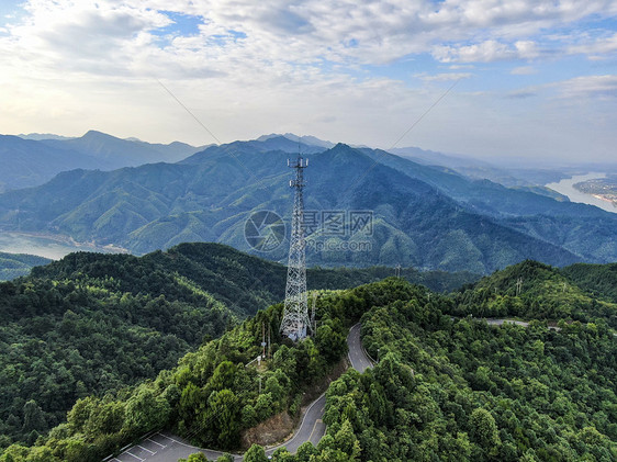 航拍大山中5G信号塔图片