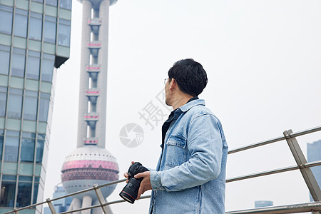 青年男性青年男风光摄影师形象背景