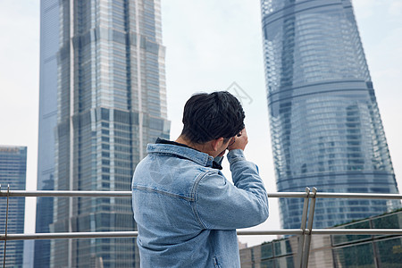 文艺青年男摄影师拍摄城市风光背景