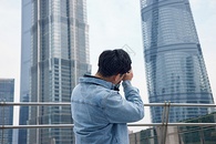 男摄影师拍摄城市风光图片