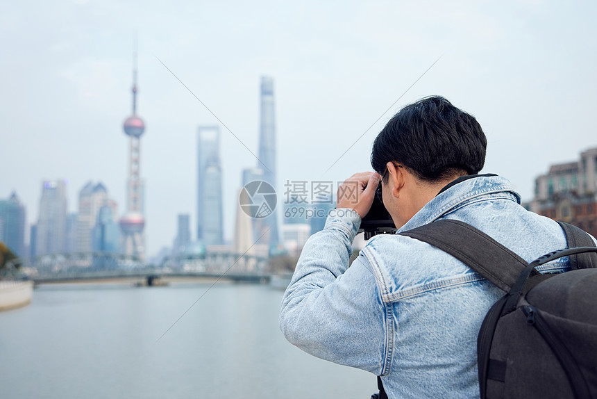 拍摄上海地标的男摄影师形象图片