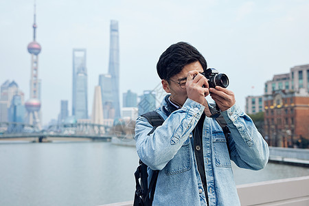 拍摄城市风光照片的青年男摄影师图片