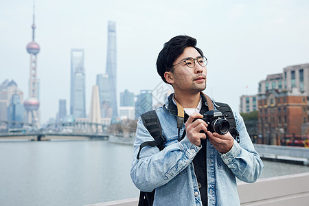 拍摄上海地标的男摄影师形象图片