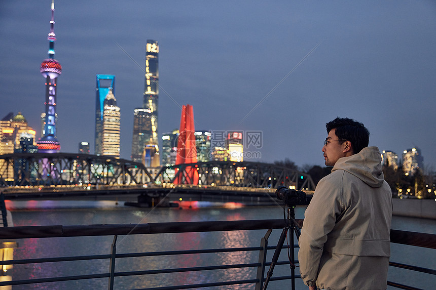 风光摄影师拍摄上海城市夜景图片