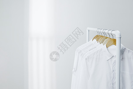 家用洗衣机白色衣架上晾晒着的衬衫背景
