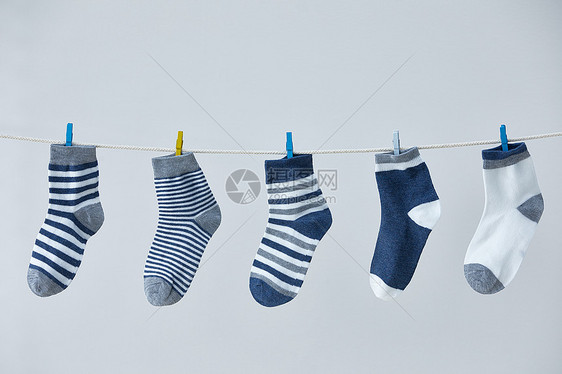 晾衣绳上晾晒着的袜子图片