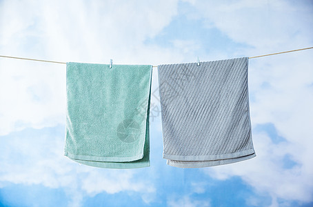 室外蓝天下晾晒着的毛巾图片