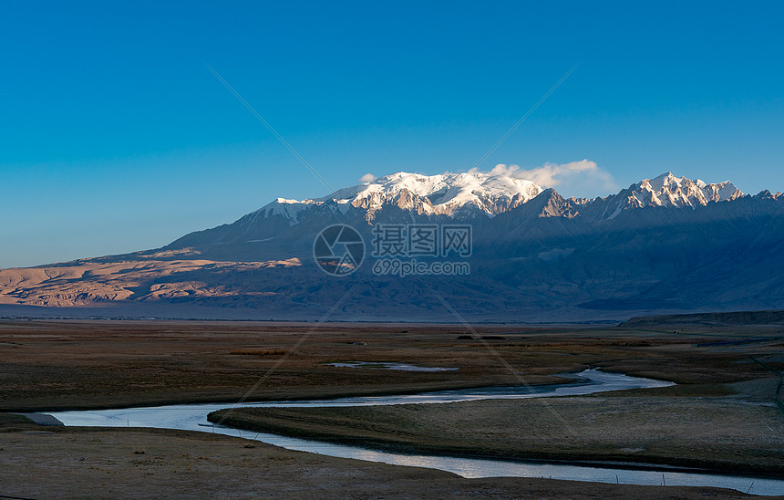 新疆喀什帕米尔高原塔合曼湿地和慕士塔格峰图片