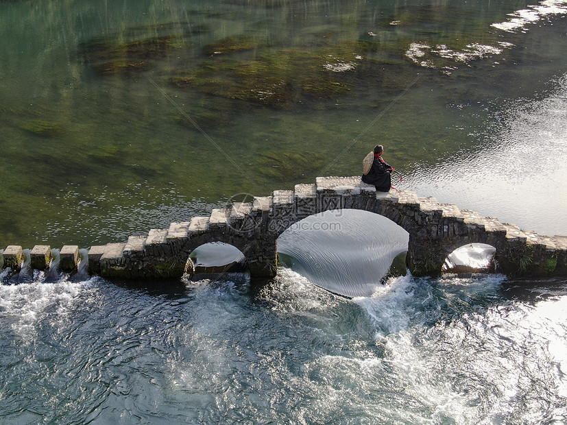湖南沱江网红石拱桥河流清澈见底图片