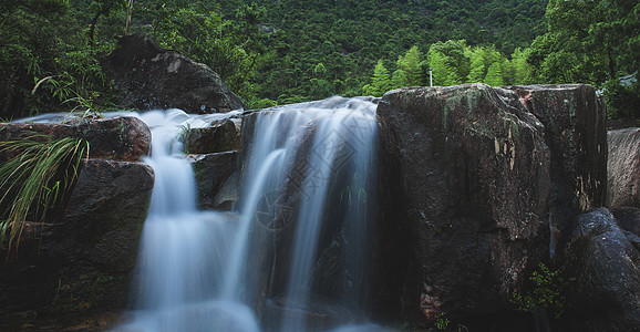 山里的瀑布溪水背景图片