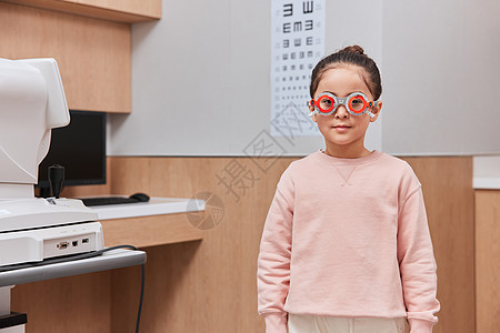 在医院检查视力的小女孩图片