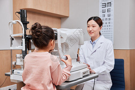 眼科检查女医生给小女孩检查视力问题背景