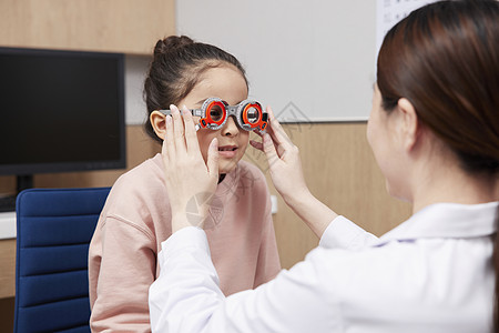 儿童视力健康医生给小女孩配眼镜背景