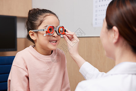 测视力的医生医生给小女孩配眼镜形象背景