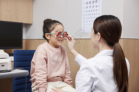 医生给小女孩配眼镜高清图片