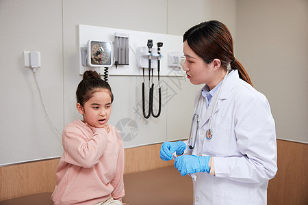 喉咙发炎的小女孩在医院检查图片