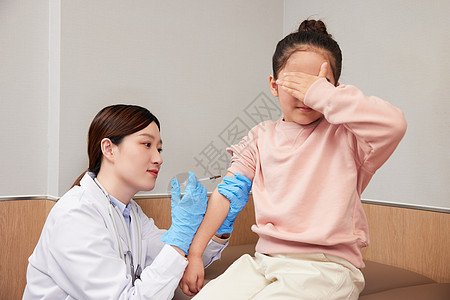 在医院打疫苗的小女孩图片