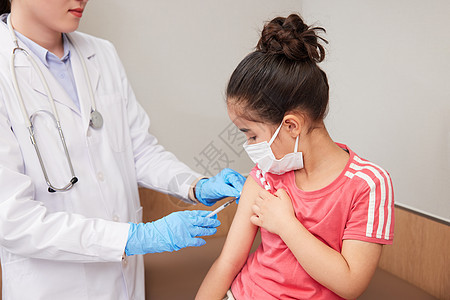 医院打疫苗的小女孩图片