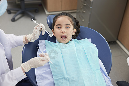 小女孩在医院治疗牙齿图片