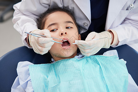 女孩在医院做牙齿手术图片