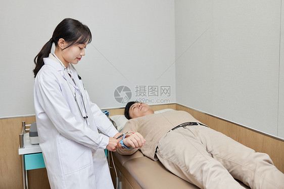 男患者在医院接受检查图片