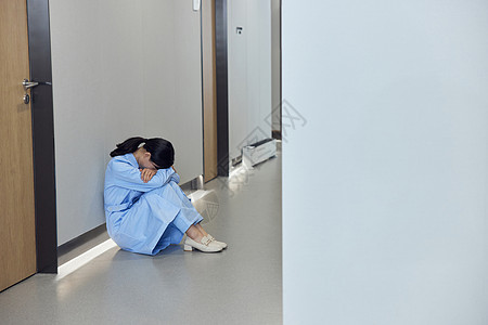 護士節坐在医院走廊悲伤难过的护士背景