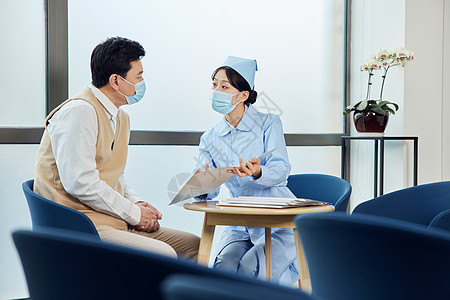 男患者与女护士在医院交谈医学的高清图片素材