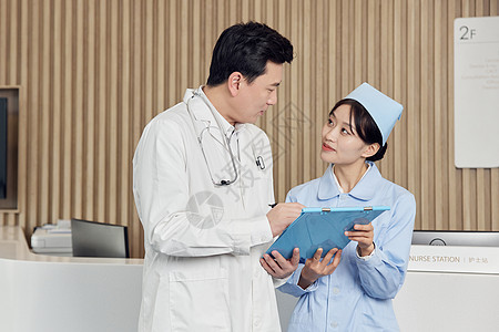 医生与护士在医院交流工作图片