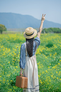 油菜花海里的少女图片