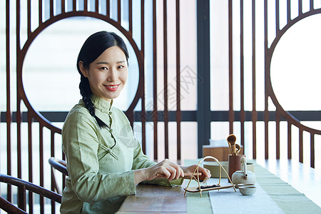 学习传统茶文化的青年女性图片