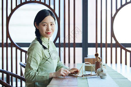 茶馆学习传统茶文化的青年女性图片