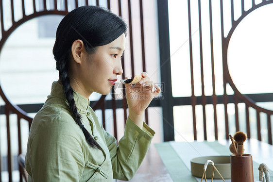 在茶馆品茶的青年女性图片