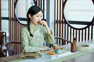 在茶馆喝茶的气质美女图片