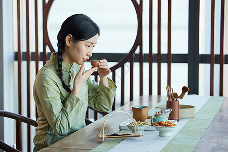 在茶馆感受茶文化的素雅美女背景图片