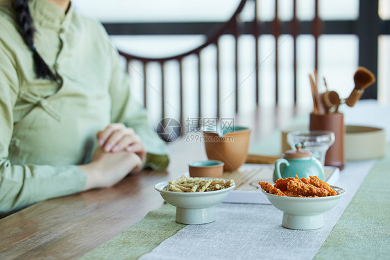 茶馆喝茶吃零食休息的青年女性特写图片