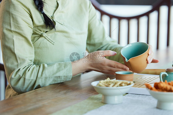 茶馆喝倒茶的青年女性特写图片